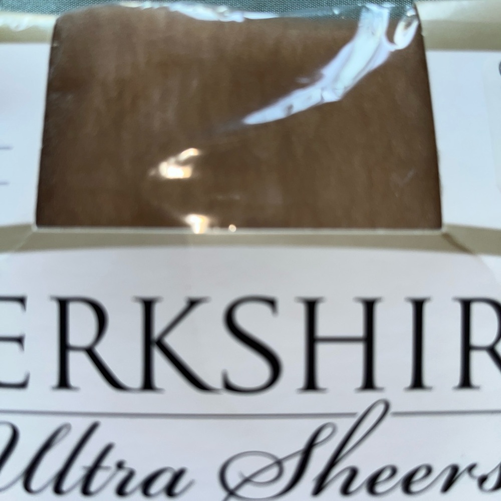 Berkshire Ultra Sheers Women's Pantyhose Beige - Picture 3 of 4